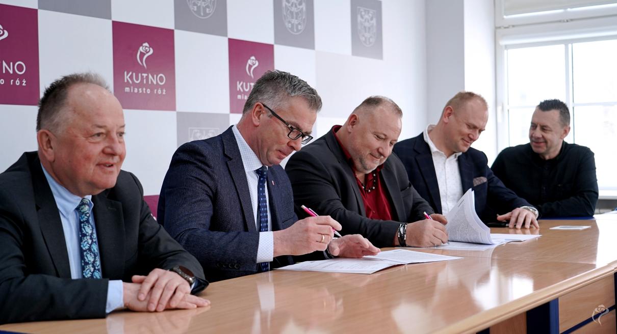 Podpisanie umowy na basen przy SP9