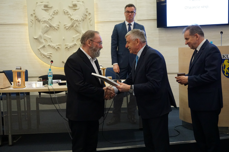 prezydent miasta wręcza nagrodę Tadeuszowi Kacalakowi