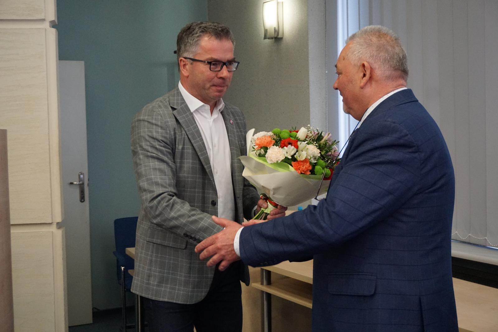 Mariusz Sikora gratuluje Grzegorzowi Chojnackiemu