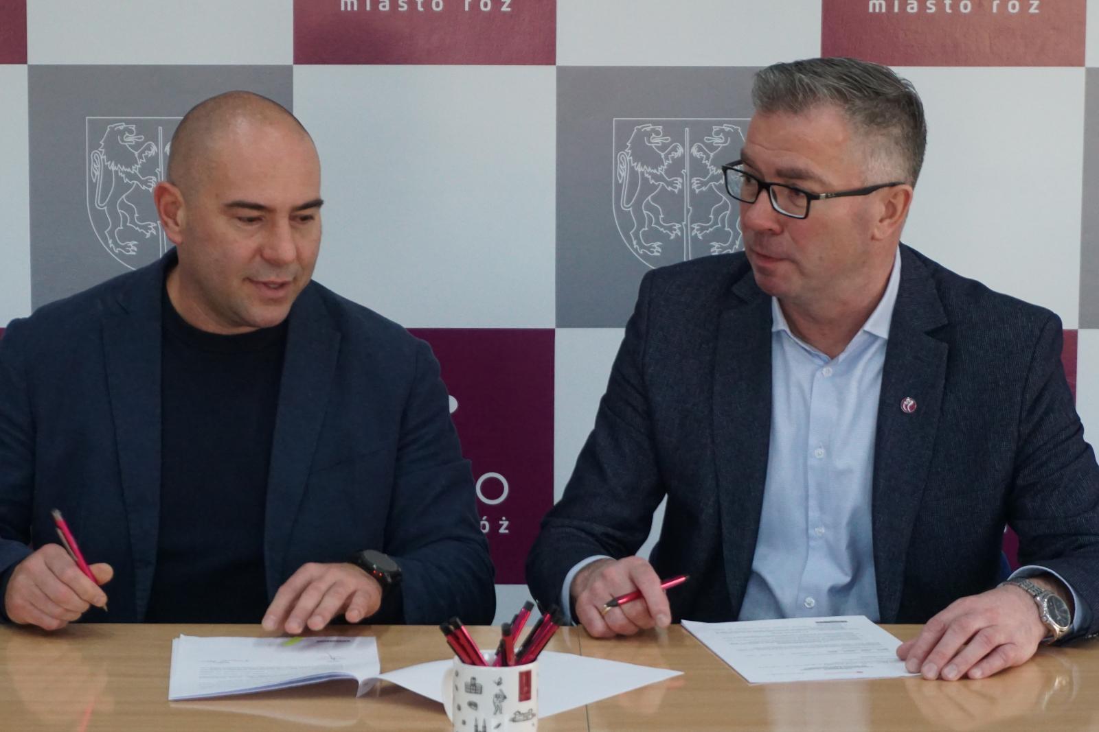 zdjęcie z podpisania porozumienia