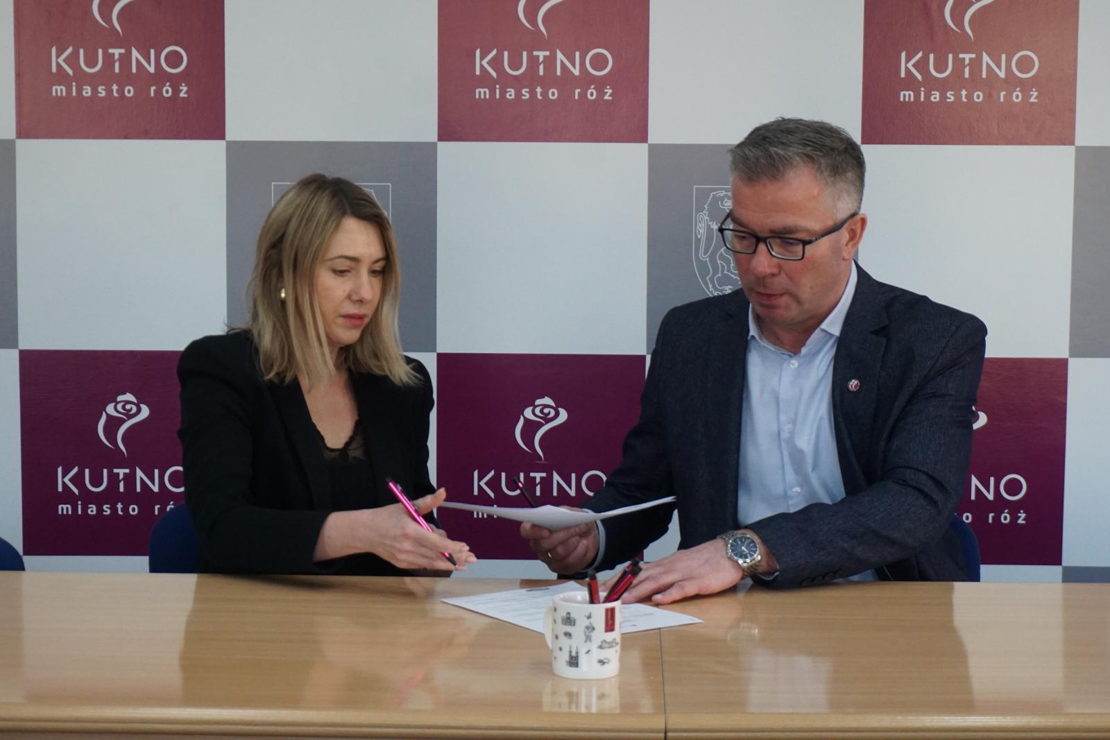 zdjęcie z podpisania porozumienia