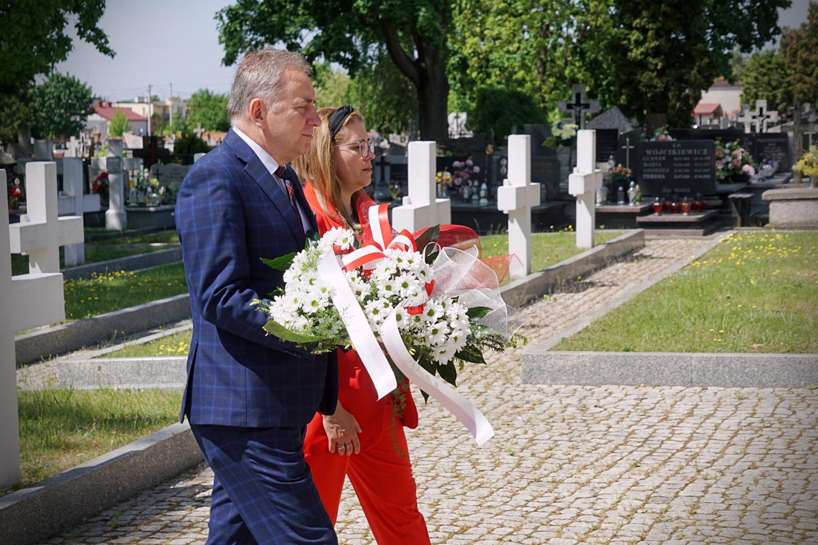 Dzień zwycięstwa Zbigniew Wdowiak składa kwiaty 