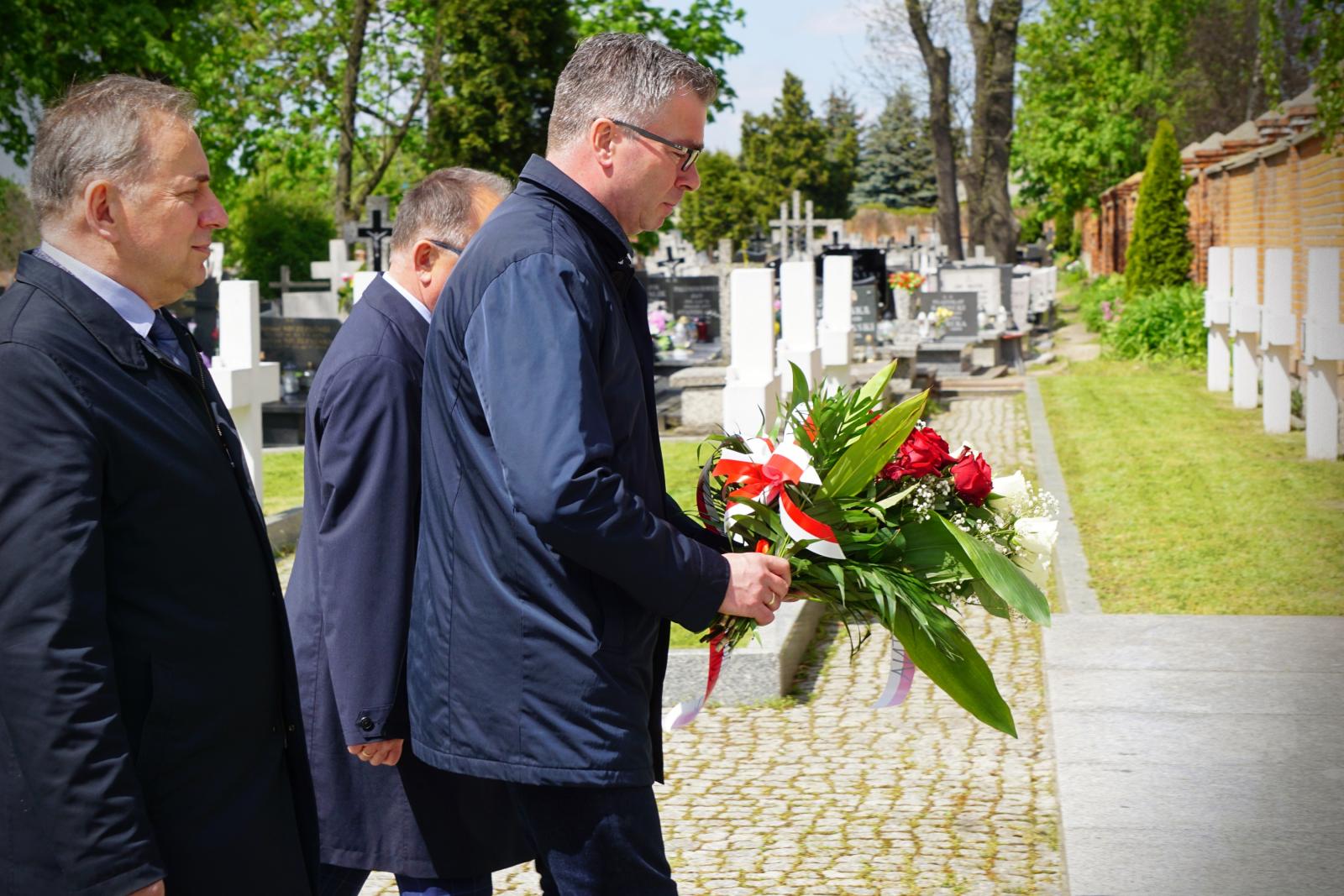 Kutnowska Delegacja składa kwiaty przy pomniku na Cmentarzu Parafialnym