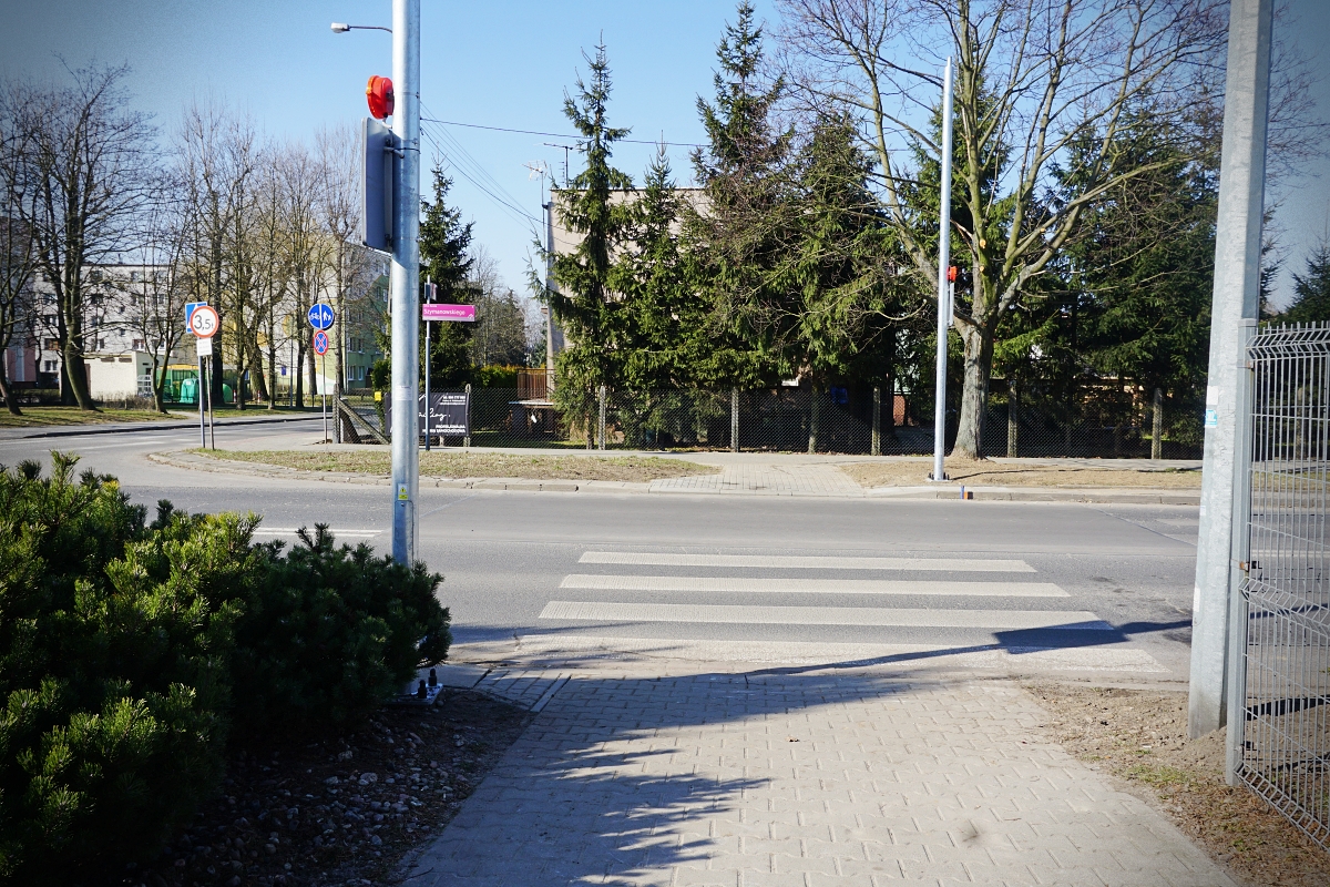 Przejście dla pieszych na ulicy Szymanowskiego