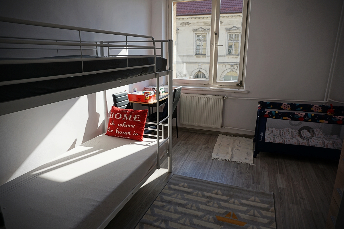 Przeprowadzka uchodźców z Ukrainy do mieszkania odnowionego przez firmę Kelogg's