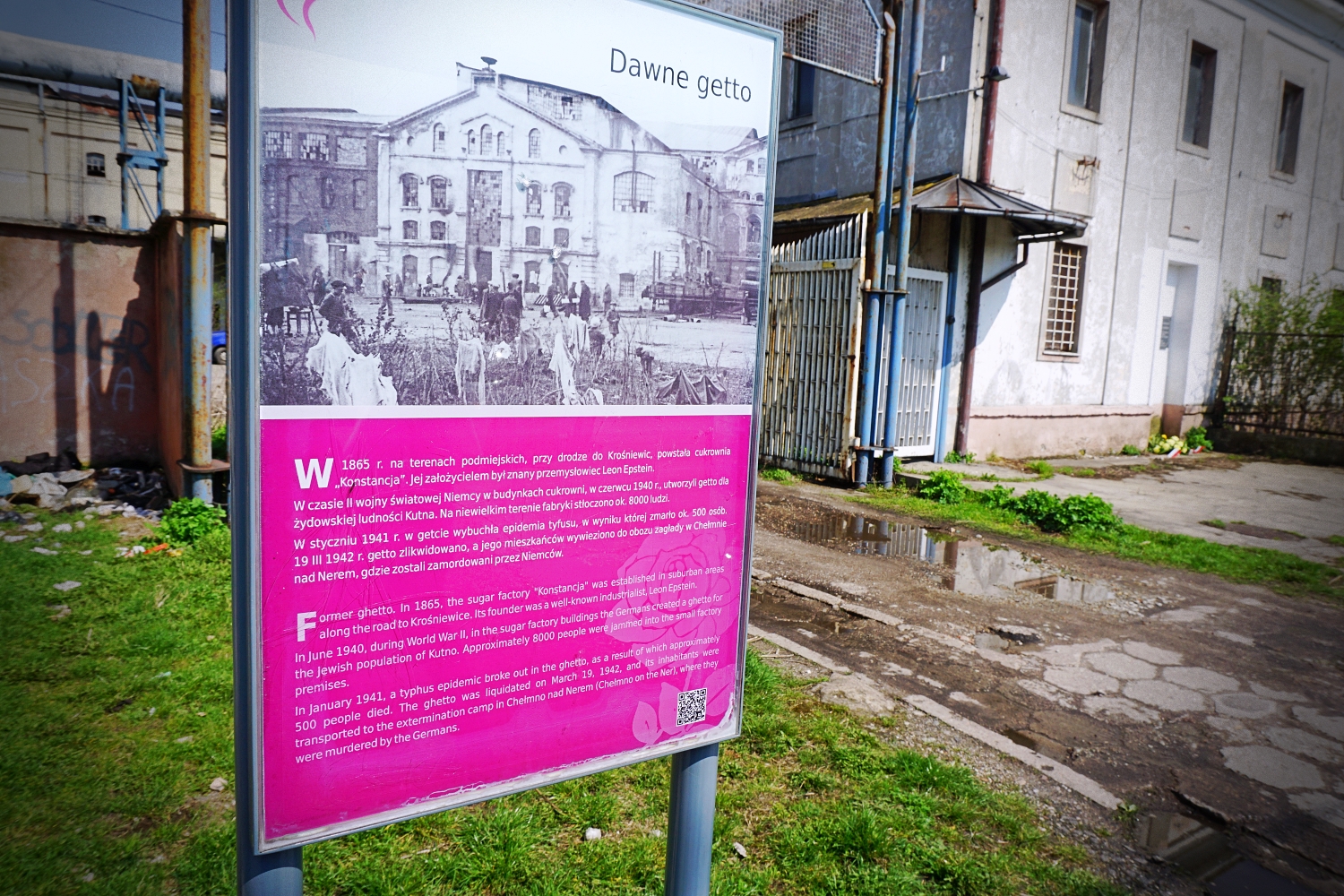 Na zdjęciu widać tablicę informacyjną ukazującą dawne getto