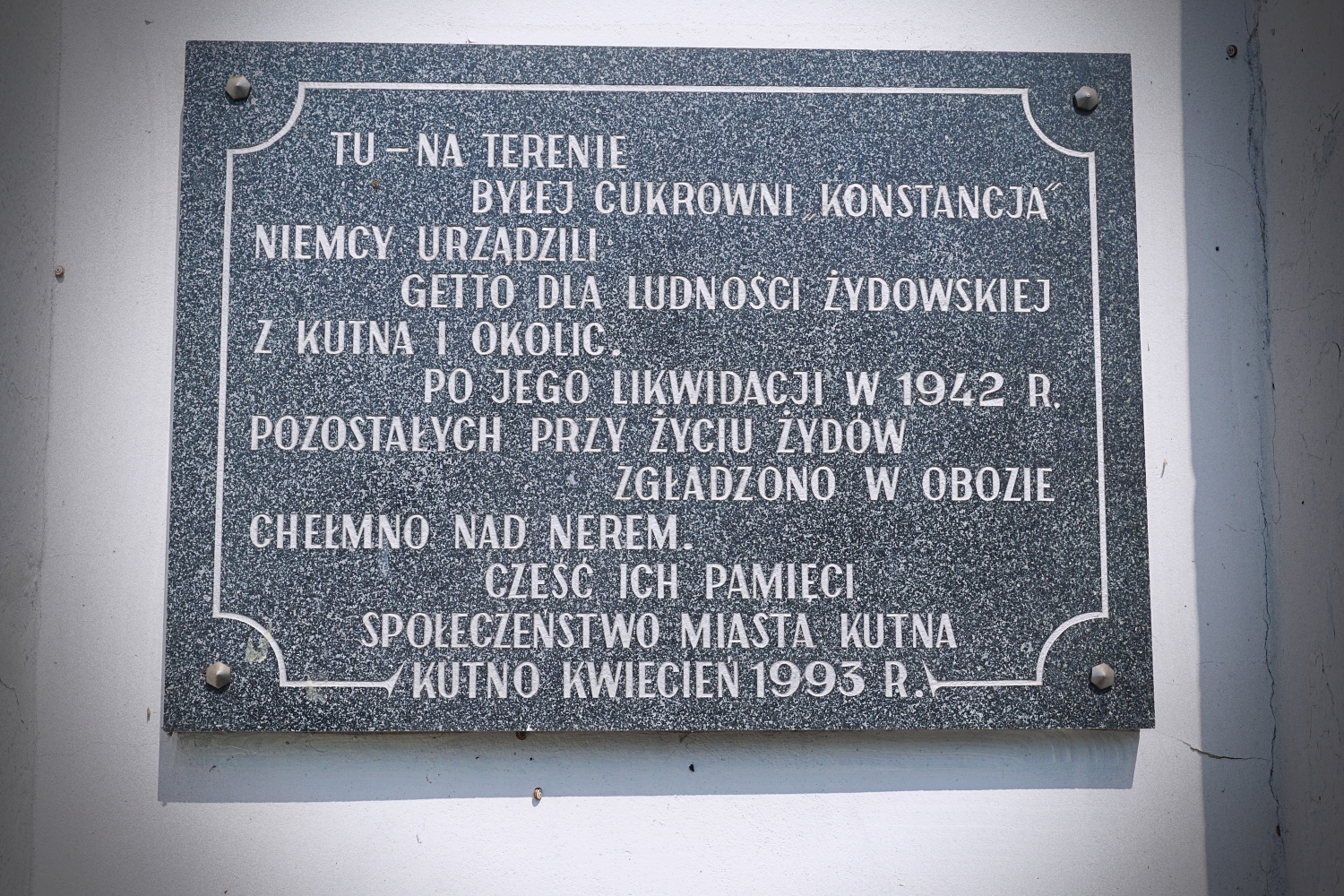 Na zdjęciu widać tablicę pamiątkową poświęconą ofiarom Holocaustu