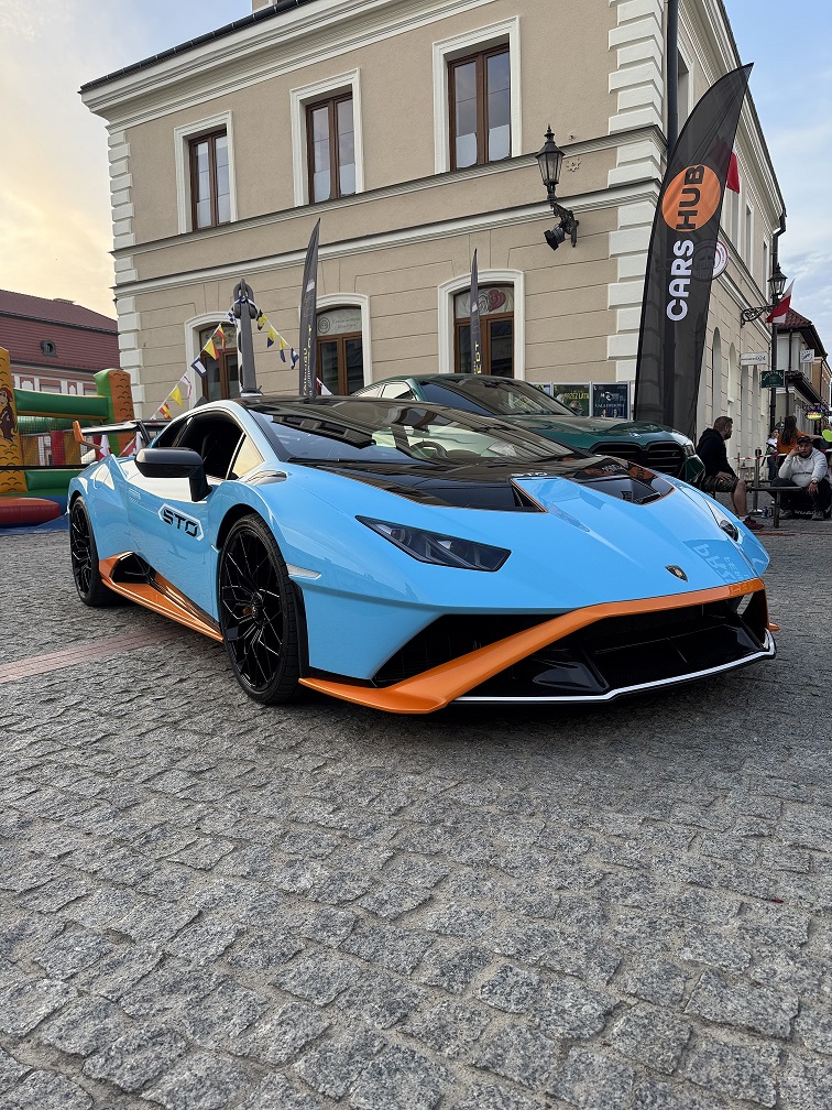 auto na placu w trakcie eventu