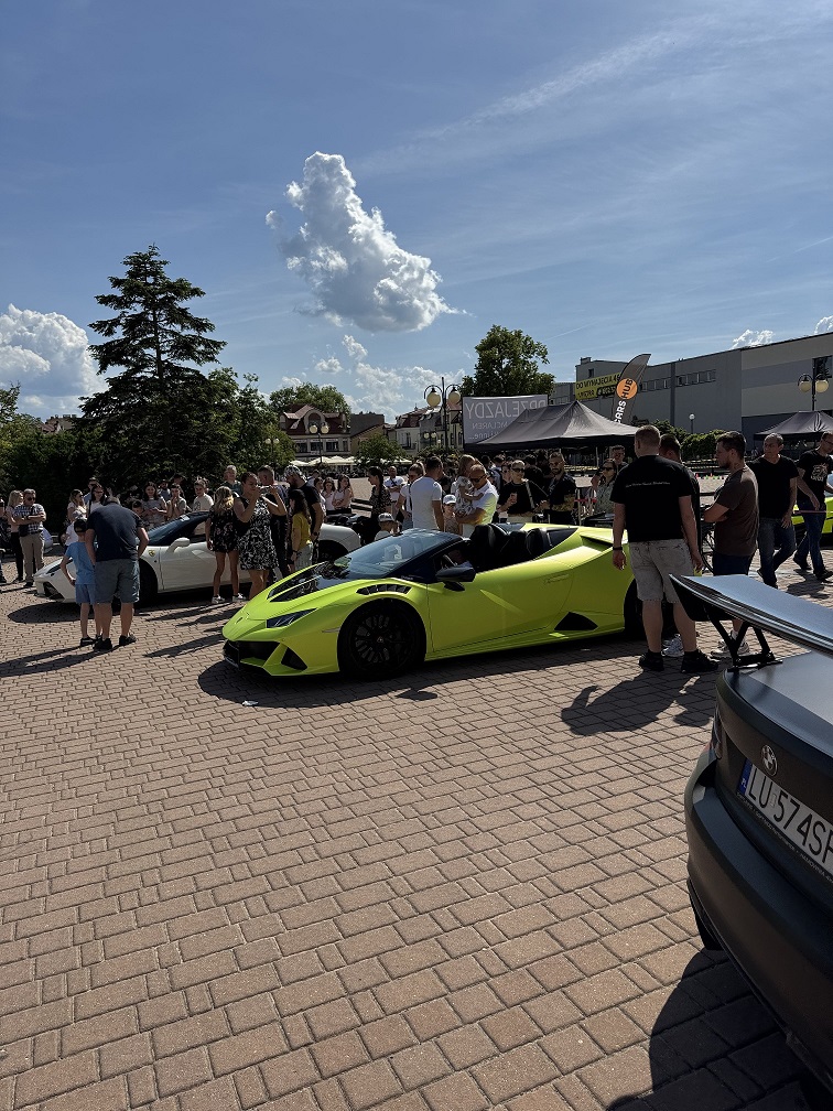 auto na placu