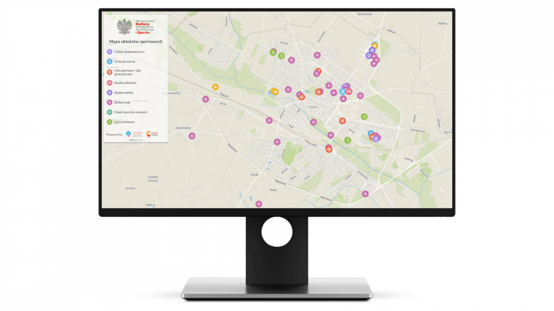 Monitor prezentujący stronę www z mapami obiektów sportowych w Polsce