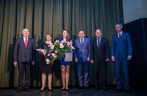 Od lewej: Zbigniew Burzyński - Prezydent Miasta  Kutno, Laureatki nagrody: Teresa Mosingiewicz, Aleksandra Wiwała, następnie zastępcy prezydenta: Zbigniew Wdowiak, Jacek Boczkaja i  dyrektor KDK Radosław Rojewski