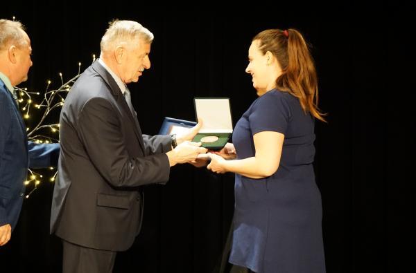 prezydent miasta wręcza nagrodę Dominice Staniszewskiej