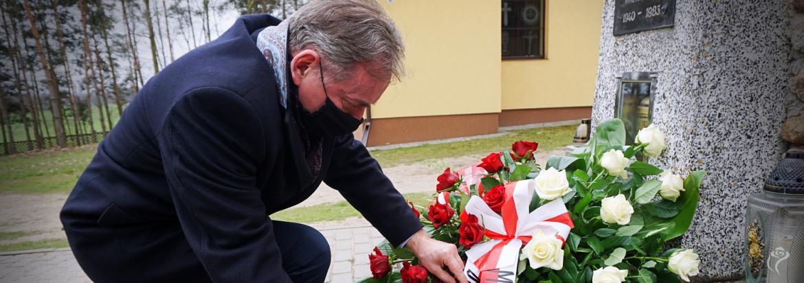 Na zdjęciu widać Zastępcę Prezydenta Kutna Zbigniewa Wdowiaka składającego kwiaty