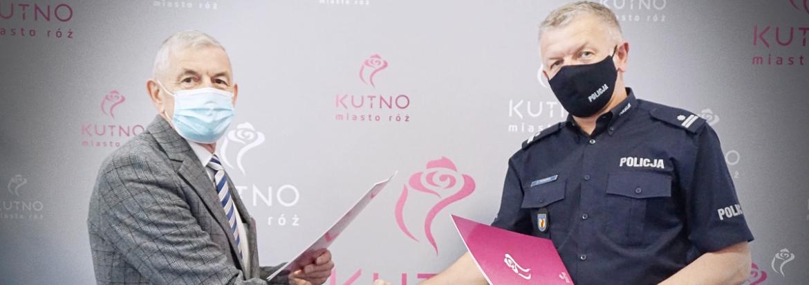 Na zdjęciu widać prezydenta Kutna i komendanta policji w Kutnie, którzy podają sobie dłonie