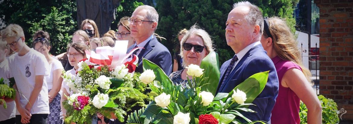 Na zdjęciu widać delegacje składające kwiaty w ramach upamiętnienia ofiar
