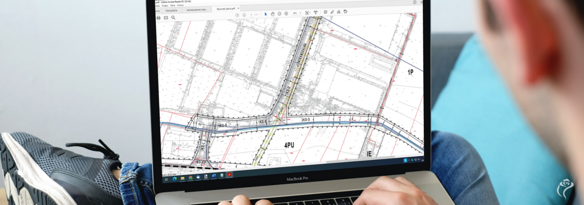 laptop z mapą miasta