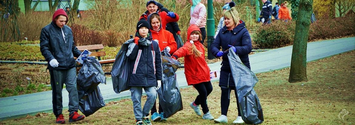 Ukraińcy sprzątający Park Traugutta