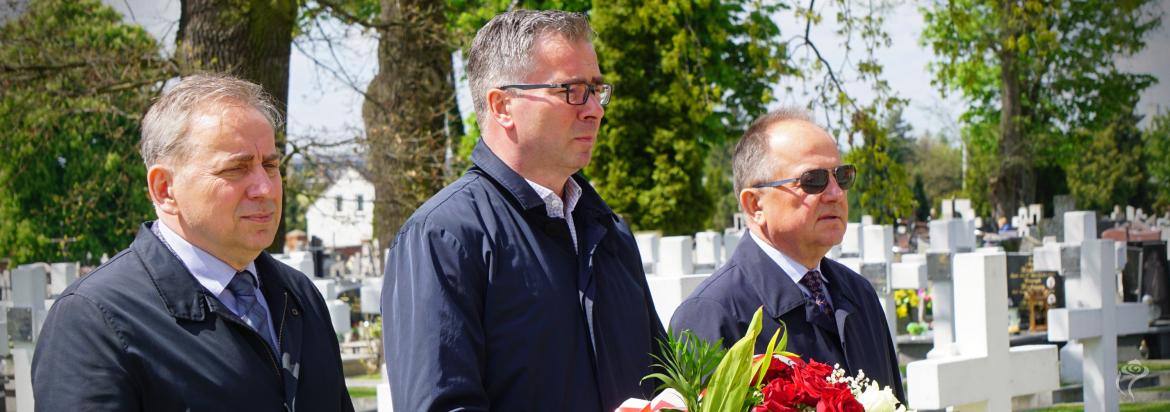 Kutnowska Delegacja składa kwiaty przy pomniku na Cmentarzu Parafialnym