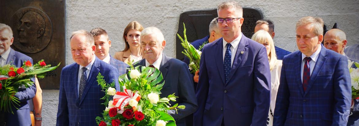 Kutnowska delegacja składa kwiaty przy pomniku Bohaterów Walk Nad Bzurą