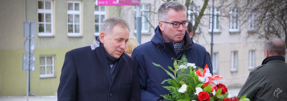Zastępca prezycenta Zbigniew Wdowiak i Przewodniczący Rady Miasta Mariusz Sikora składają kwiaty z okazji 161. rocznicy wybuchu Powstania Styczniowego