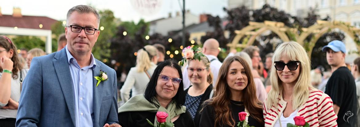 Prezydent Mariusz Sikora z mieszkankami podczas Święta Róży