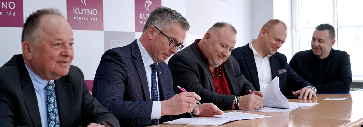 Podpisanie umowy na basen przy SP9