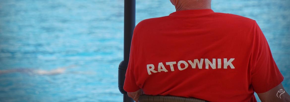 Ratownik na basenie miejskim