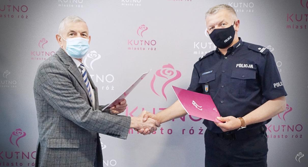 Na zdjęciu widać prezydenta Kutna i komendanta policji w Kutnie, którzy podają sobie dłonie