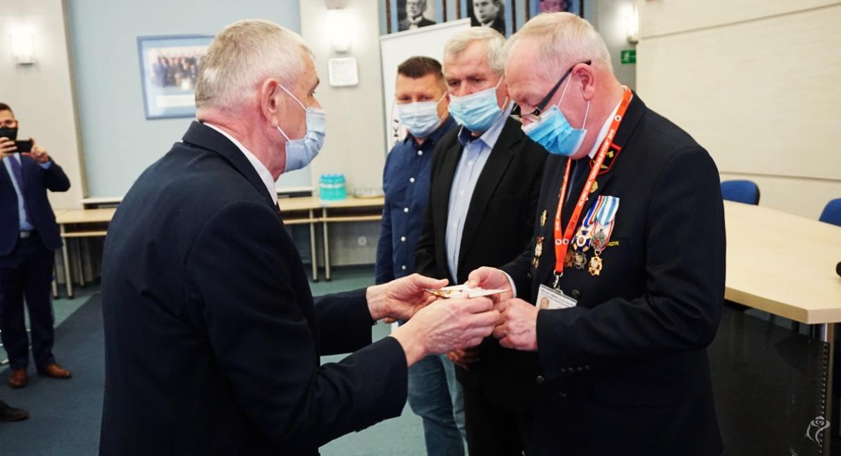 Prezydent Zbigniew Burzyński wręcza odznaczenia dla Czesława Azarczyka