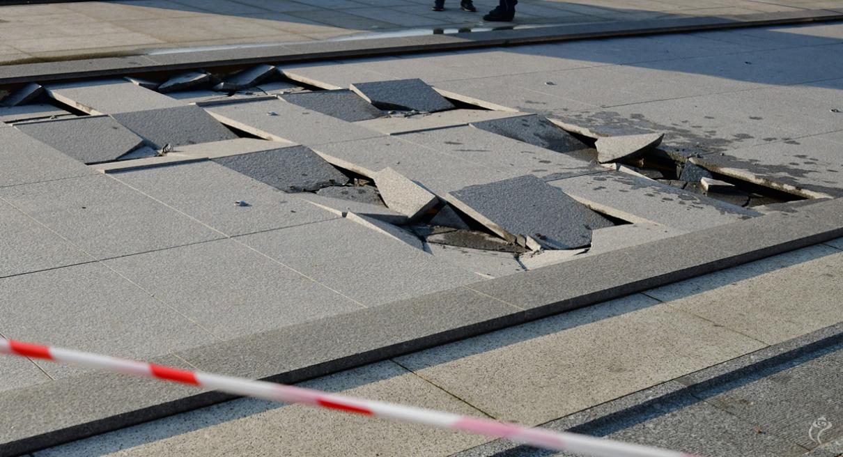 Uszkodzona fontanna na Placu Wolności