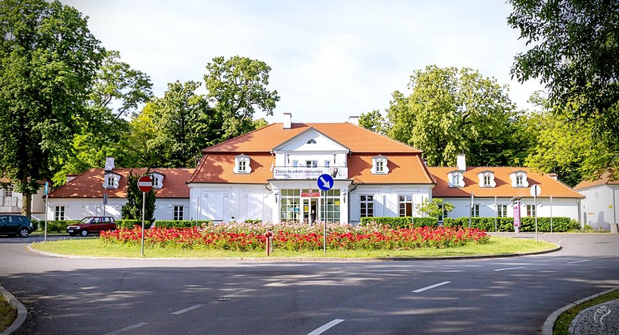 Państwowa Szkoła Muzyczna i skwer Agnieszki Mikołajczyk