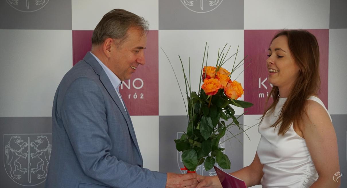 Zbigniew Wdowiak wręcza kwiaty laureatce konkursu Weronice Eliasz