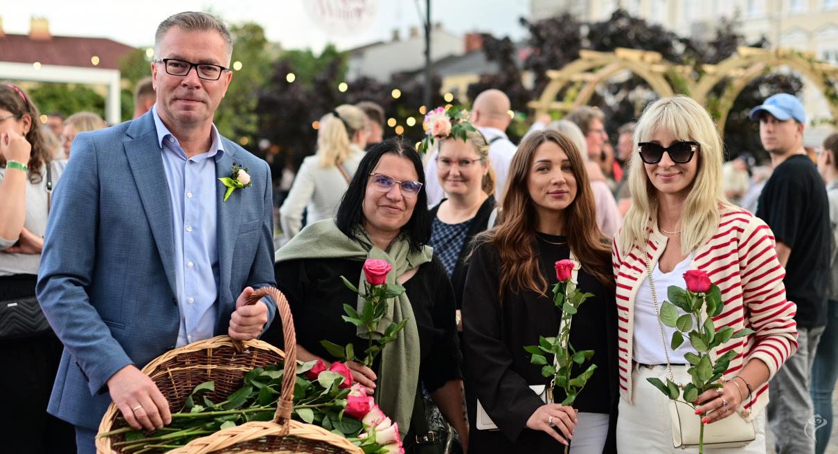 Prezydent Mariusz Sikora z mieszkankami podczas Święta Róży