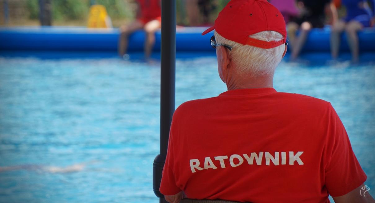 Ratownik na basenie miejskim