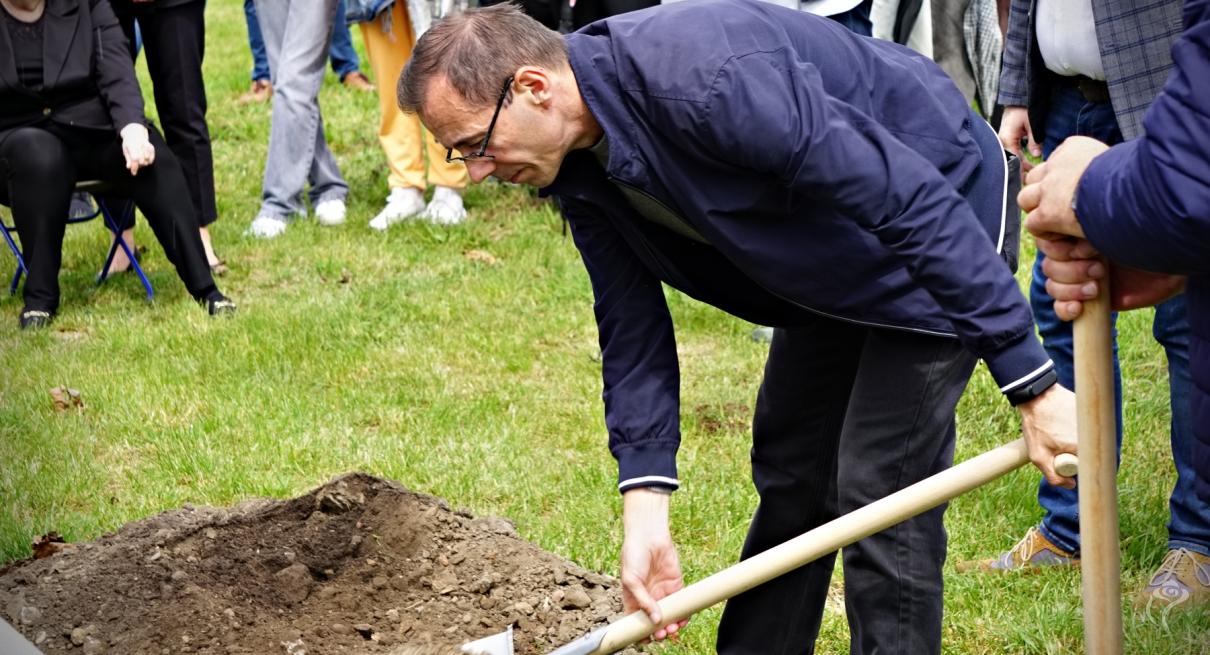 35 drzew na 35-lecie samorządu