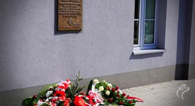 Na zdjęciu widać kwiaty pod tablicą upamiętniającą 37. Łęczycki Pułk Piechoty