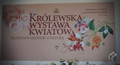Na zdjęciu widać baner Królewskiej Wystawy Kwiatów