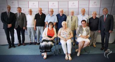 Na zdjęciu widać 13 osób, przedstawicieli Rady Seniorów oraz UM Kutno