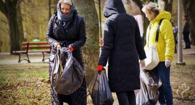 Ukraińcy sprzątają w Parku Traugutta