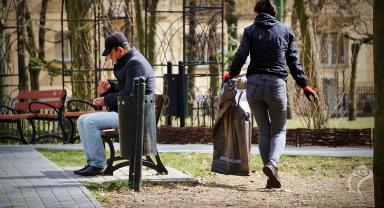 Ukraińcy sprzątają w Parku Traugutta