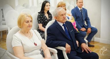 Prezydent Burzyński wręcza odznaczenia za długoletnie pożycie małżeńskie