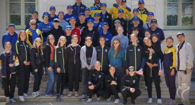 Ukraińscy sportowcy na dziedzińcu Pałacu Saskiego