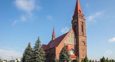 Widok od frontu na Kościół parafialny pw. św. Stanisława