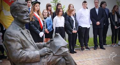 Na zdjęciu widać pomnik doktora Antoniego Troczewskiego