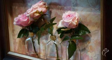 Na zdjęciu widać część ekspozycji przedstawiającą portety róży