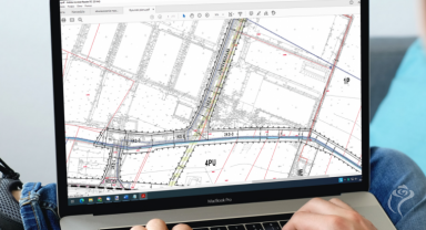 laptop z mapą miasta