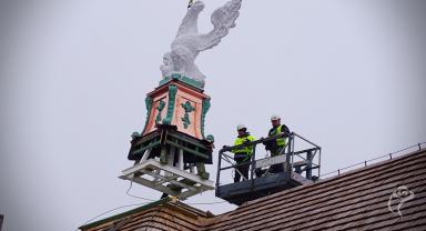 Rzeźba orła ustawiana na dachu Pałacu Saskiego