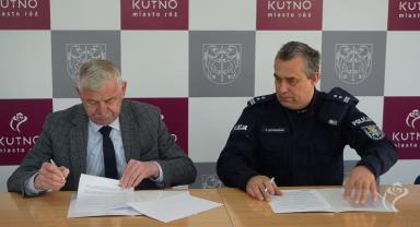 Podpisanie umowy na policyjne patrole ponadnormatywne