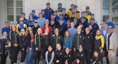 Ukraińscy sportowcy na dziedzińcu Pałacu Saskiego