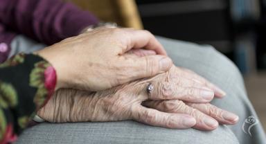 Ręce, seniorzy opieka 